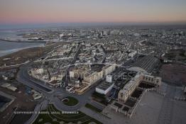 Image du Maroc Professionnelle de  Vue du minaret de la Mosquée Hassan II, cette image nous offre à gauche un panorama sur une partie du port et au fond le centre de Casablanca, Lundi 12 Janvier 2009, au premier plan on remarque que la médina clos de muraille ainsi que sa partie extra-muros sont encerclées par des constructions de plusieurs étages. Au premier plan à droite la grande hall de la foire international de Casablanca et l'aquarium sont les deux constructions qui ont résisté à la pioche des démolisseurs (Photo / Abdeljalil Bounhar)
 